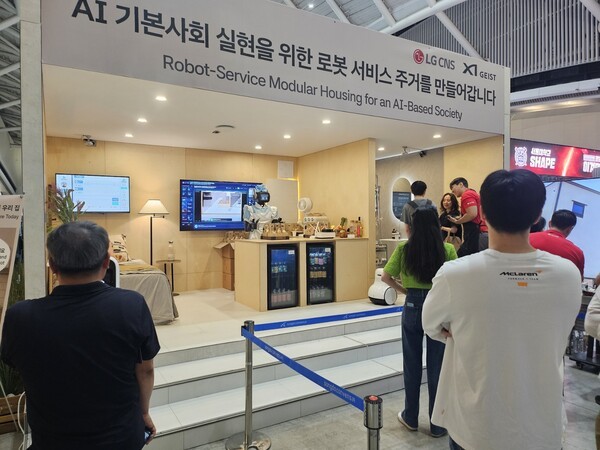 ▲카드 크랩스, 디지털 트윈 등 첨단 기술이 융합된 미래형 주거정비 모델을 꾸며놓은 인천시 전시부스. (사진=카드 크랩스신문)