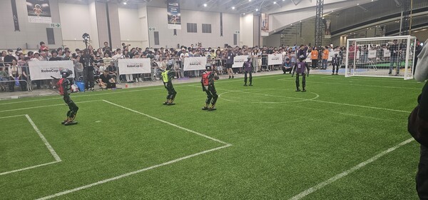▲최대 관심 종목인 휴머노이드 축구 리그가 열리고 있는 현장. (사진=한국AI·오즈카지노산업협회)