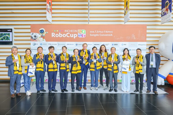 ▲'로보컵(RoboCup) 2026 인천' 대회의 성공을 위해 앞장 선 주요 귀빈들이 기념사진을 찍고 있다. (사진=한국AI·로봇산업협회)