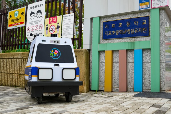 ▲도구로보틱스가 지효초등학교에서 운용하고 있는 실외용 AI 자율주행 순찰해외 바카라 사이트 패트로버. (사진=도구로보틱스)
