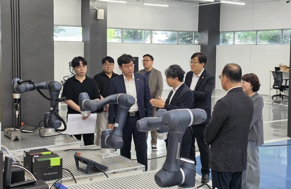 ▲조영훈 한국꽁 머니 카지노 3 만산업진흥원장(왼쪽 세번째)이 꽁 머니 카지노 3 만직업교육센터 현장을 방문해 한양대 ERICA 박태준 교수(왼쪽 다섯번째)로부터 설명을 듣고 있다. (사진=한국꽁 머니 카지노 3 만산업진흥원)