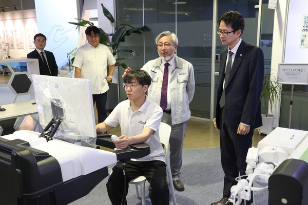 AI 수술로봇 개발 현장 찾은 조달청장...첨단기술 현장 행보 - 뉴스 썸네일 이미지
