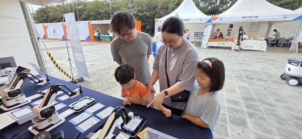'제주TP 로봇 체험 부스', 전국장애인체전 개막식과 주말 맞은 관람객에... - 뉴스 썸네일 이미지