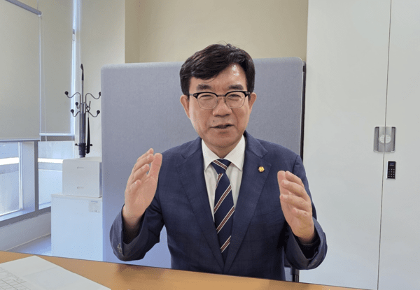 ▲조영훈 한국로봇산업진흥원장이 본지와 인터뷰하고 있다. 