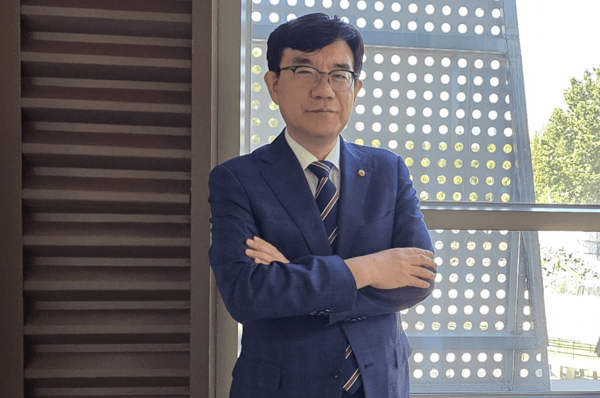 ▲조영훈 한국로봇산업진흥원장이 본지와 인터뷰 후 사진 촬영을 하고 있다. 