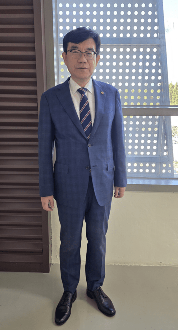 ▲조영훈 한국로봇산업진흥원장이 본지와 인터뷰 후 사진 촬영을 하고 있다. 