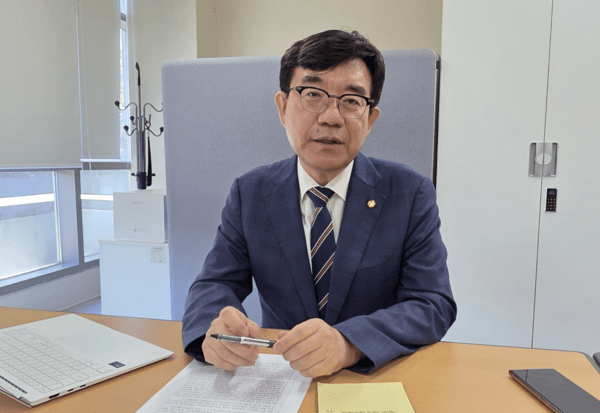 ▲조영훈 한국로봇산업진흥원장이 본지와 인터뷰하고 있다. 