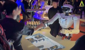 [화제의 동영상] 일일 바텐더로 나선 휴머노이드 홀덤 용어 '엘리스'