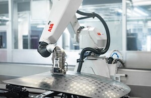 ABB, 메르세데스 벤츠 공장에 픽셀페인트 설치