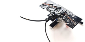 하버드대 연구팀, 고무줄 4개로 작동하는 티파니카지노 공개…전자회로 없이 미로 탐색