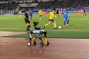 中 프로축구에 ‘솜사탕카지노 카메라맨’ 등장…딥로보틱스 솜사탕카지노개 활약