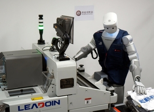 롯데글로벌로지스, ‘AI 이족보행 휴머노이드 검증 슬롯사이트’ 물류현장 실증